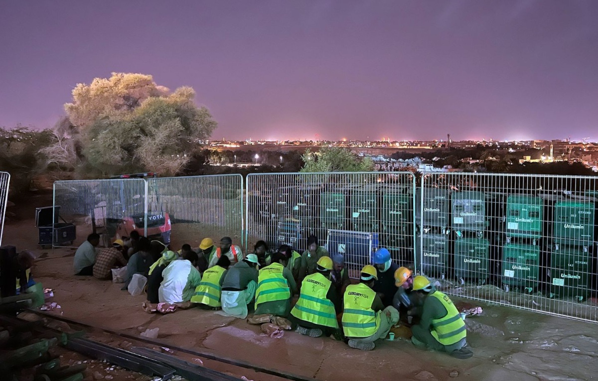 Des travailleurs migrants au repos sur le site dun chantier près de Riyad, en Arabie saoudite, en mars 2024.  © Jaap Arriens / Sipa via AP Photo